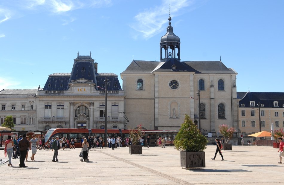 La place de la République au Mans, son tramway orange et ses façades en pierre