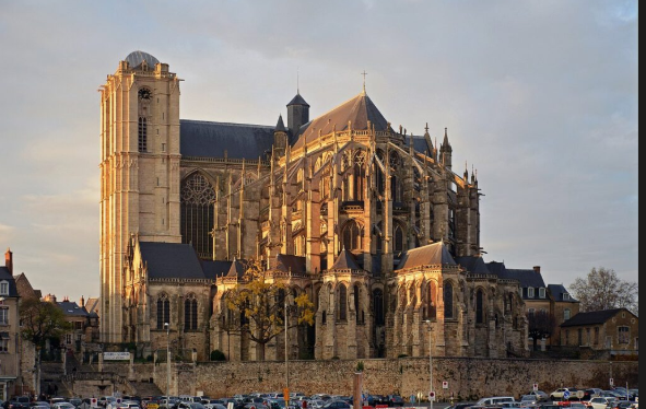 La cathédrale Saint-Julien du Mans au soleil couchant