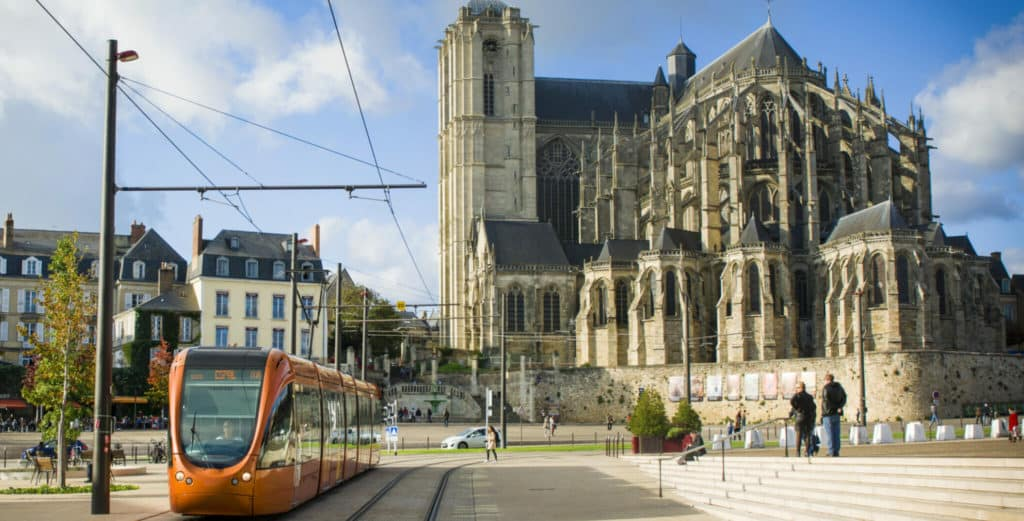 La cathédrale de Nantes et son tramway sur la place